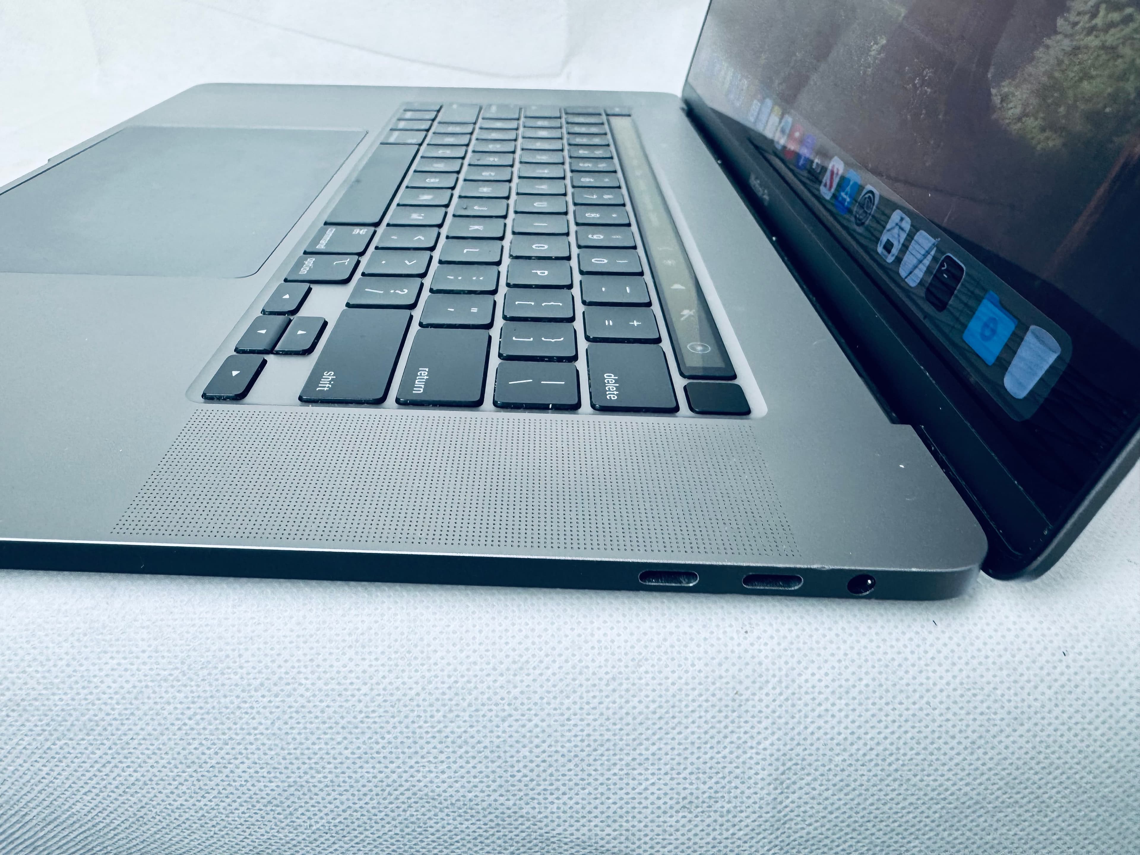 apple-macbook-pro-16-inch-fg-01150-6