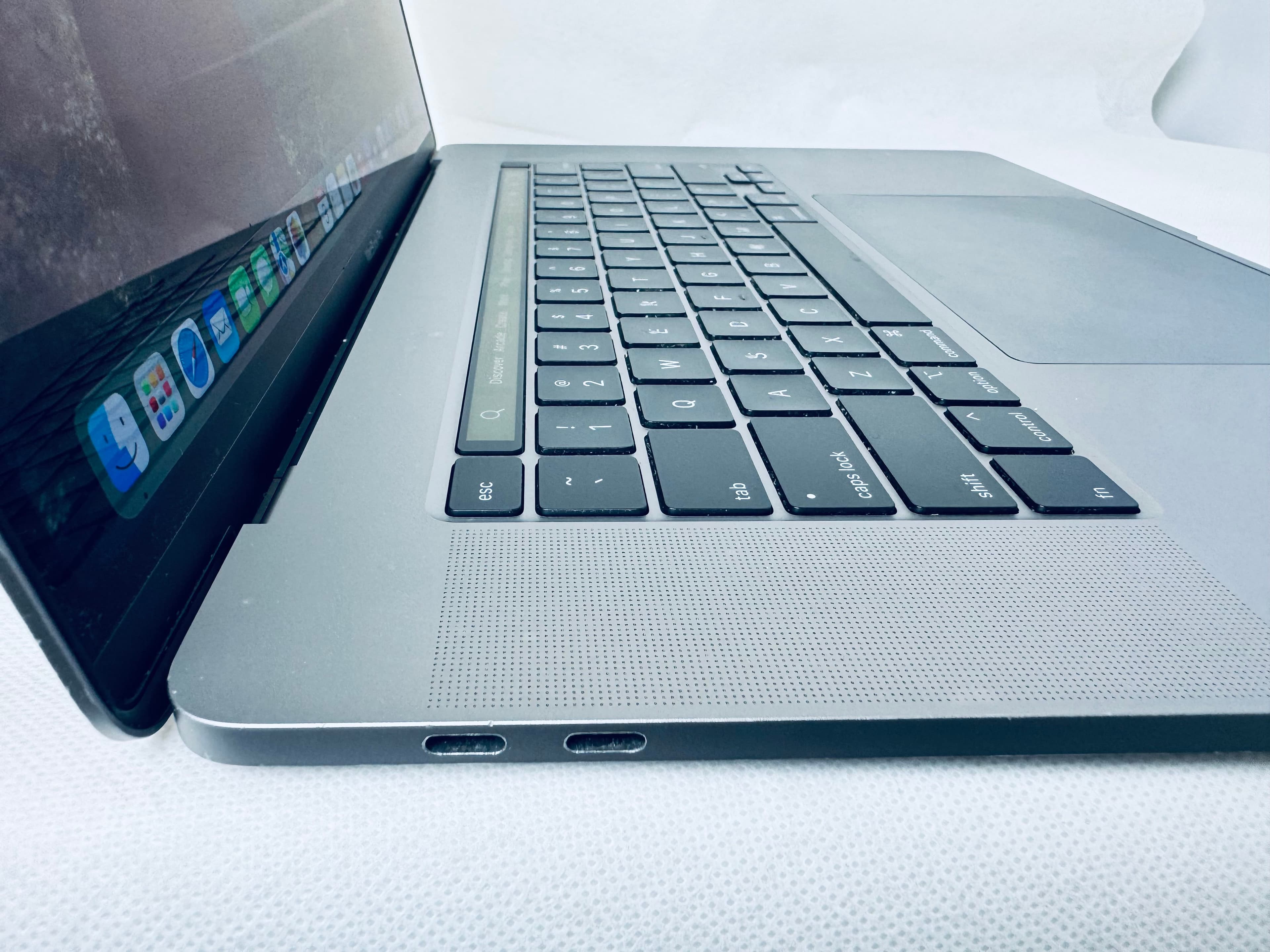 apple-macbook-pro-16-inch-fg-01150-8