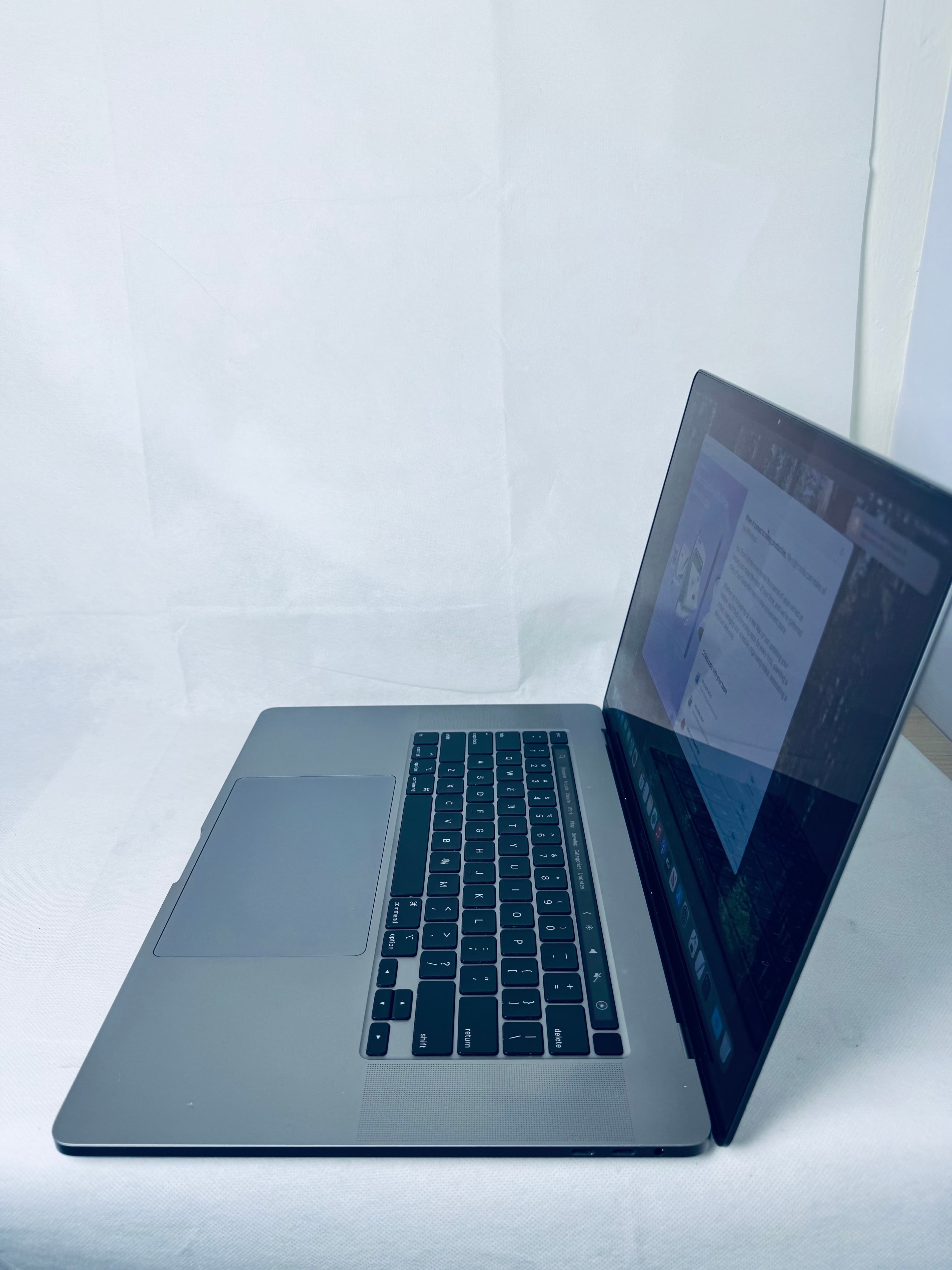 apple-macbook-pro-16-inch-fg-01150-1