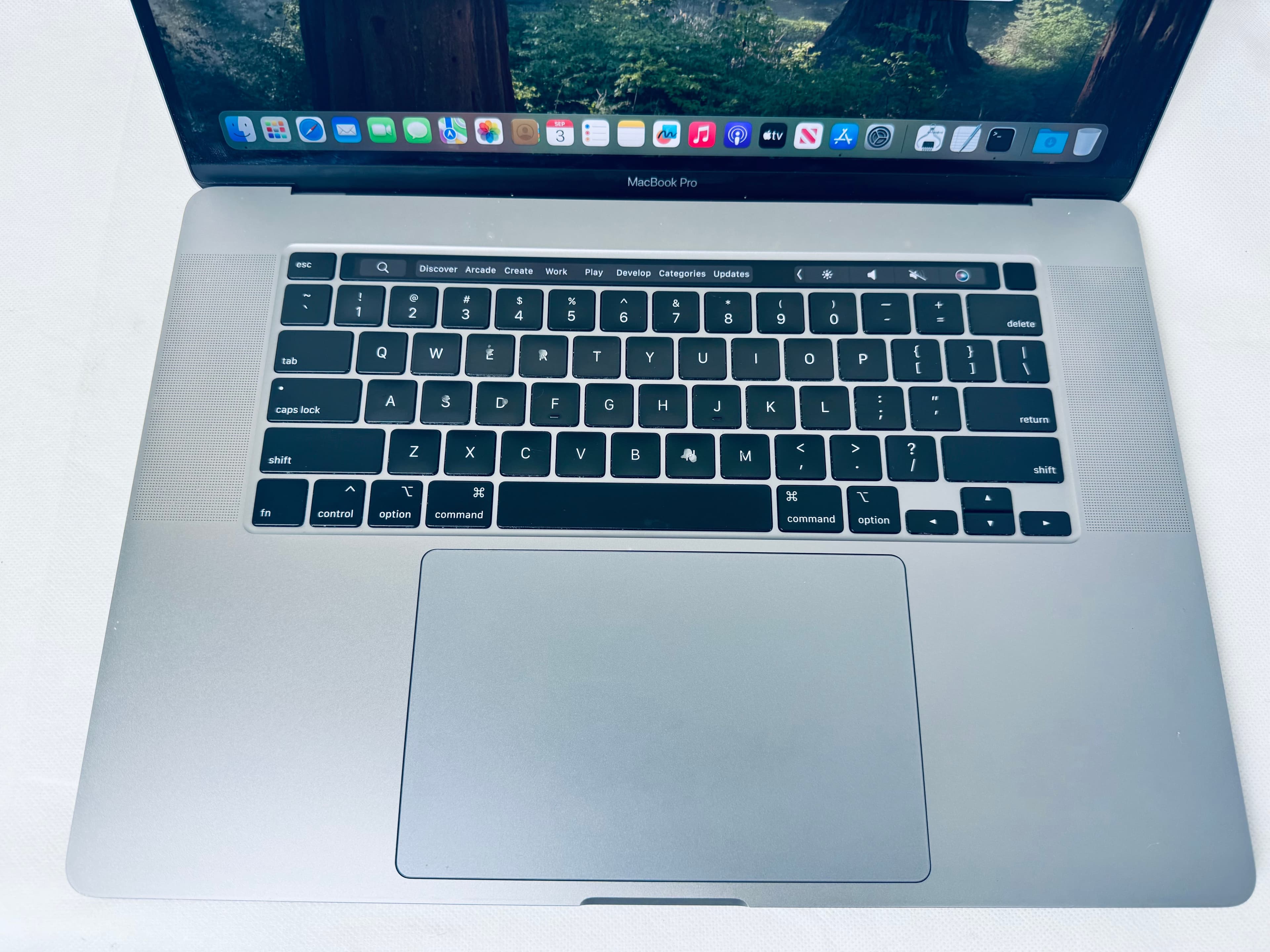 apple-macbook-pro-16-inch-fg-01150-3